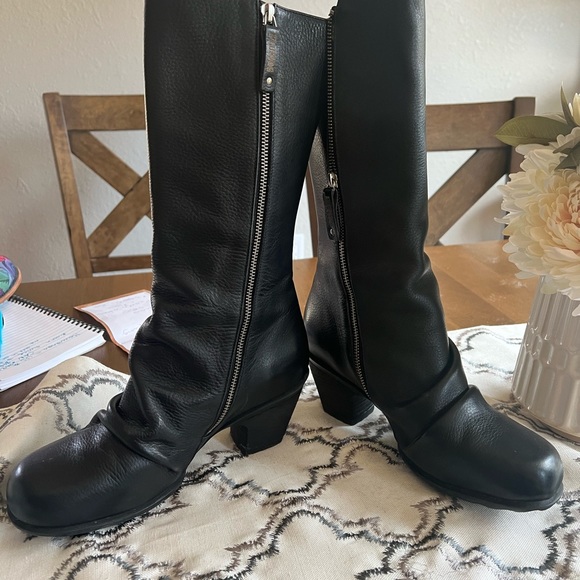 John Fluevog Kawanas boot black, size 11. - Picture 4 of 5